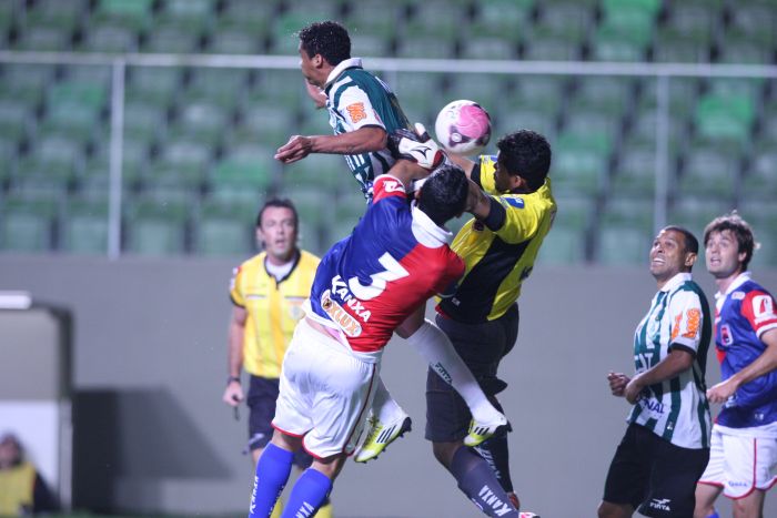 O goleiro Thiago Rodrigues e o zagueiro Anderson em disputa de bola alta na área paranista | Lucas Prates / Hoje em Dia