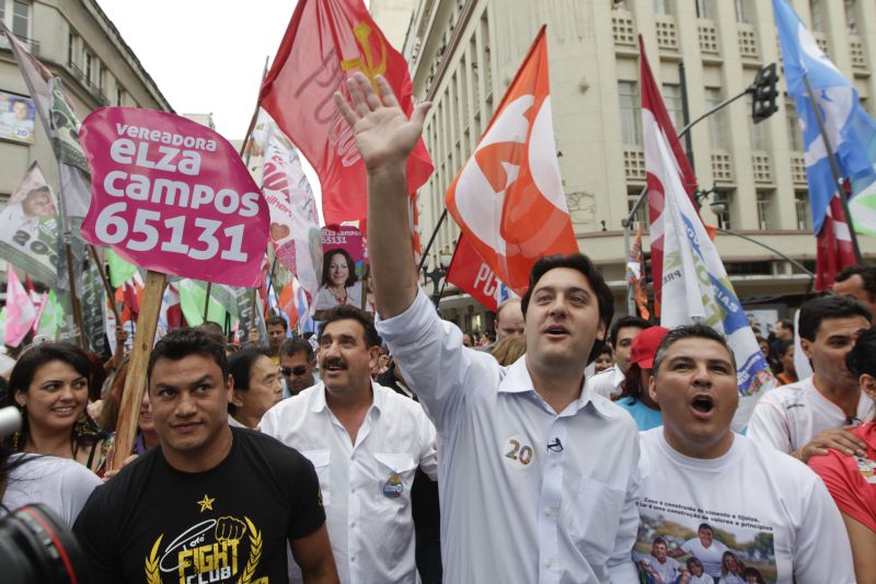O panfleto em questão traz acusações contra o candidato e o pai dele, o apresentador Carlos Massa, o Ratinho. Em um das fotos, Ratinho Junior aparece algemado | Hugo Harada/ Agência de Notícias Gazeta do Povo
