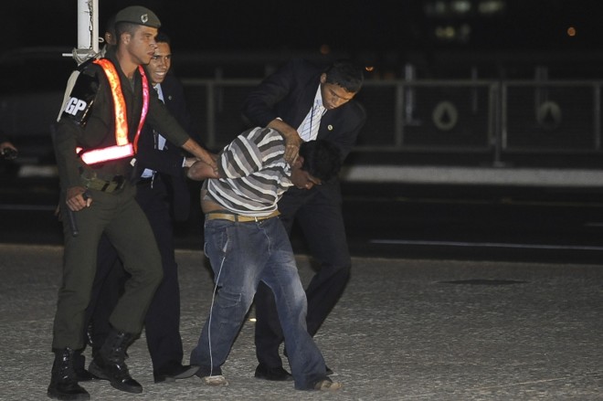 Mulher estava aparentemente embriagada, sem sapatos e calçando apenas meias | 