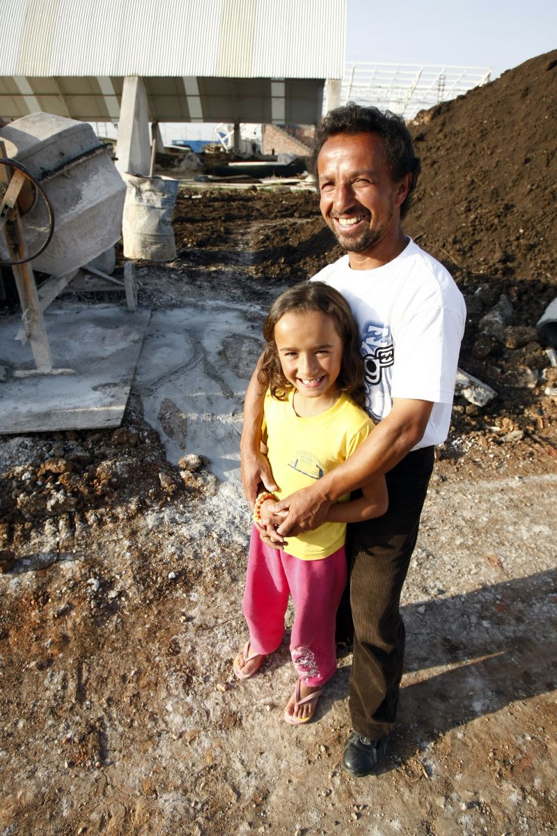 Marcelinho Porcino e a filha Marcele diante das obras do Centro da Juventude, no Icaraí, vila do Bolsão Audi-União | Henry Milléo/Gazeta do Povo