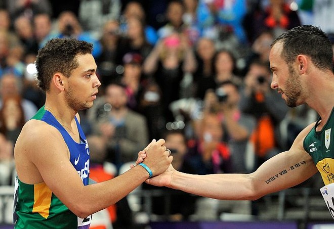 Pistorius, à esquerda, cumprimenta o brasileiro Alan Fonteles, campeão dos 200 m na categoria T44 | 