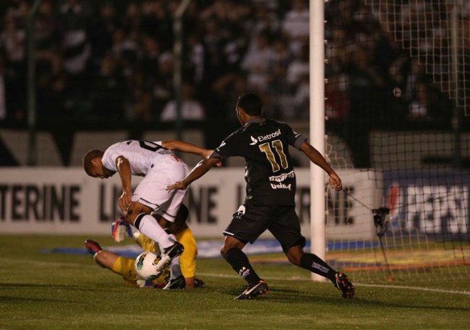 Disputa de bola na área corintiana durante a vitória do Figueirense no Orlando Scarpelli | Flávio Neves / Diário Catarinense