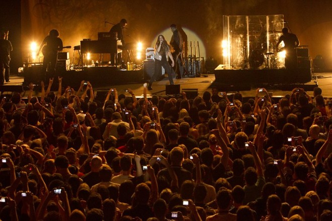 Além de cantar em coro todas as músicas, fãs levaram cartazes com palavras de carinho | 