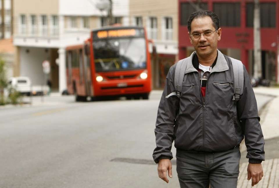 Para fugir do trânsito e por falta de opção de ciclovias, Antonio Lauzana opta pelas caminhadas | Hugo Harada/ Gazeta do Povo