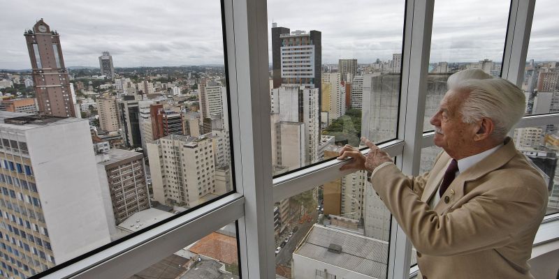 O ex-prefeito Ivo Arzua, em 2011, do alto de seu escritório na Rua Visconde do Rio Branco: 50 anos pensando a cidade | Jonathan Campos/Gazeta do Povo