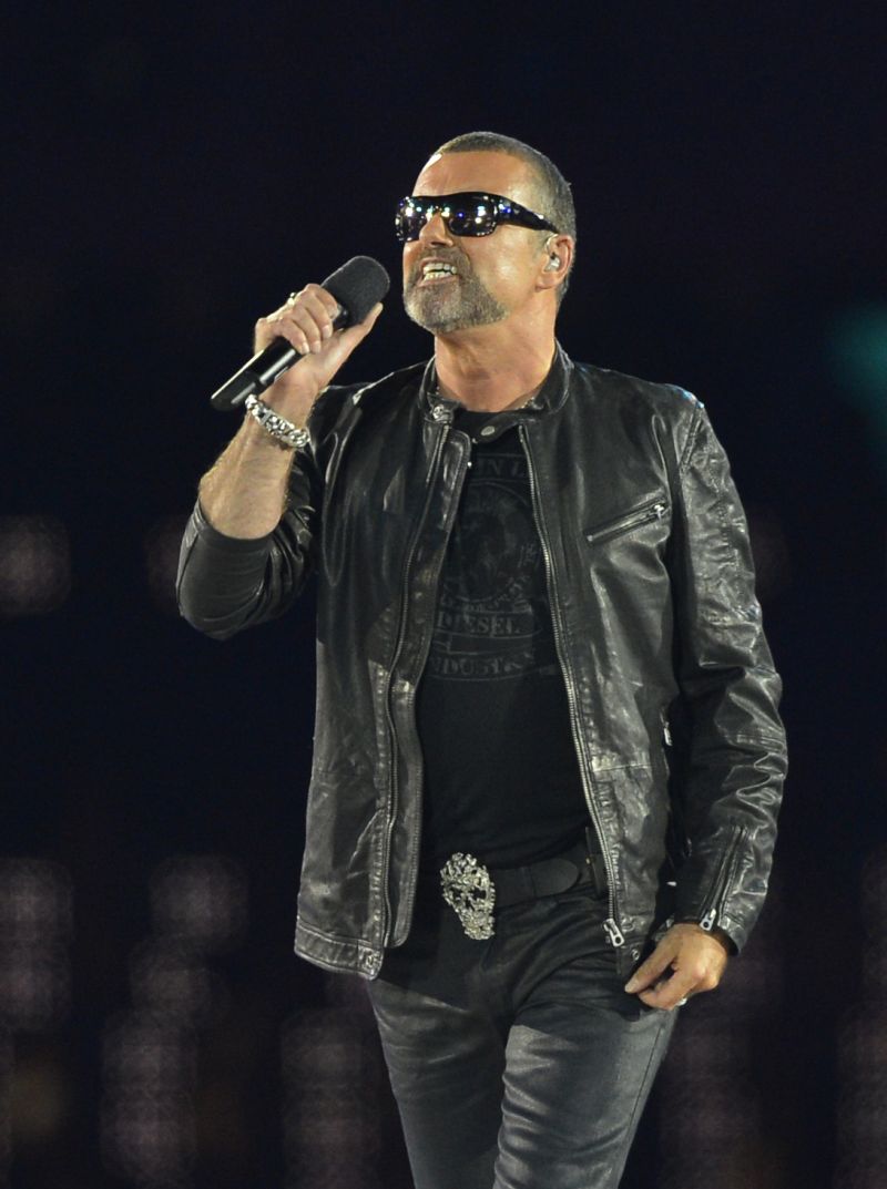 Cantor britânico George Michael em apresentação durante encerramento da olimpíada de Londres | AFP PHOTO/LEON NEAL