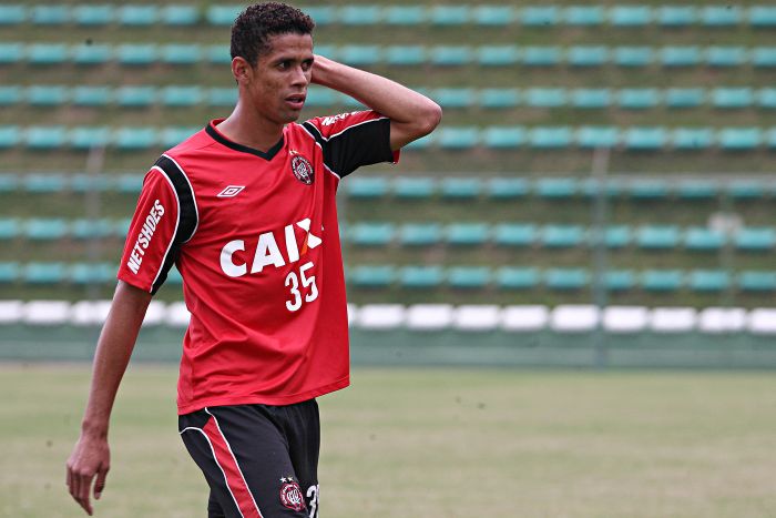 O zagueiro Naldo no treino da manhã desta segunda-feira no Ecoestádio | Felipe Rosa / Gazeta do Povo