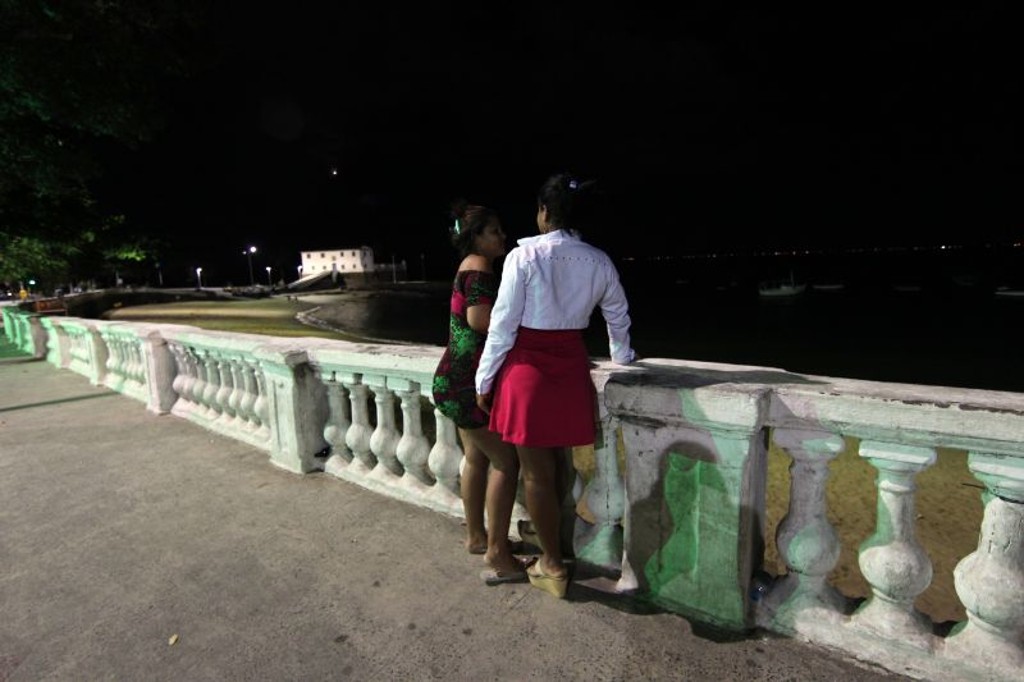 Rave (à esquerda) ensina o que aprendeu à filha, Lua. Meta é casar com um gringo e ir embora do país