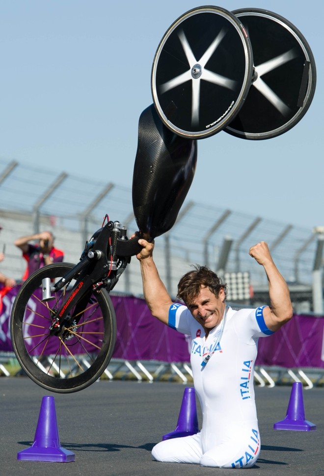 Alessandro Zanardi comemora o ouro erguendo a bicicleta especial em Londres: despedida | Leon Neal/ AFP