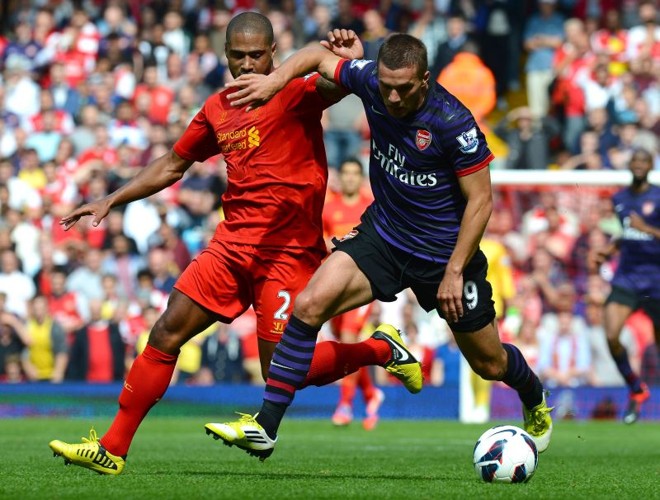Lucas Podolski do Arsenal e o zagueiro Glen Johnson do Liverpool | 