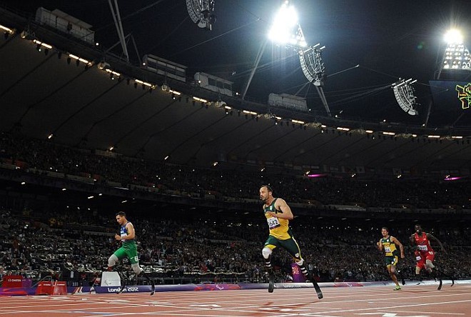 Alan Fonteles chega à frente de Oscar Pistorius na finald dos 200 m da categoria T46 e conquista o ouro | 