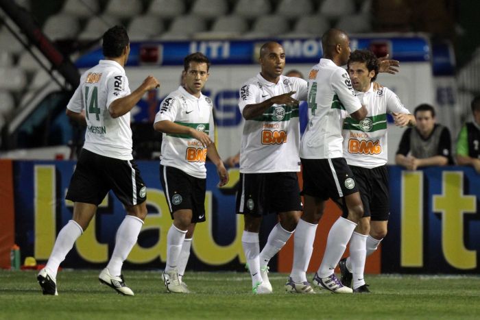 Jogadores do Coritiba comemoram gol de Lincoln, o primeiro alviverde | Walter Alves/Agência de Notícias Gazeta do Povo