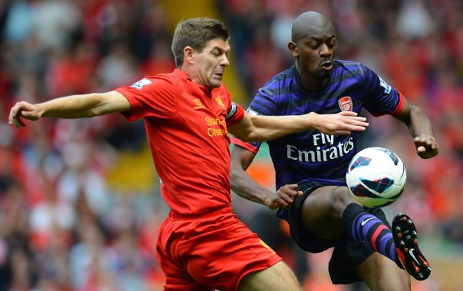 Steven Gerrard do Liverpool divide bola com Abou Diaby | 