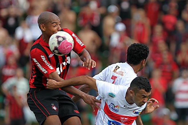 Luiz Alberto em jogada aérea na vitória sobre o CRB | 