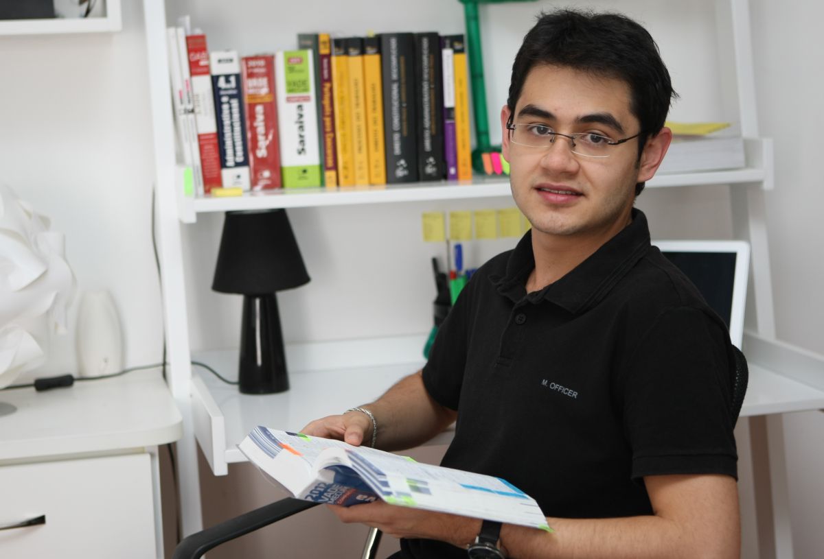 Rafhael Motomoura é um especialista em fazer concursos | Aniele Nascimento / Gazeta do Povo