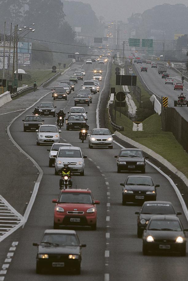 Tráfego intenso e neblina deixaram o trânsito lento nas rodovias | Walter Alves / Gazeta do Povo