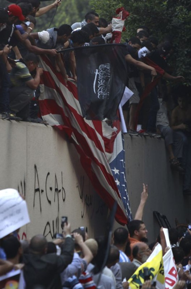 Manifestantes retiram bandeira americana na embaixada dos EUA no Cairo | REUTERS/Amr Abdallah Dalsh