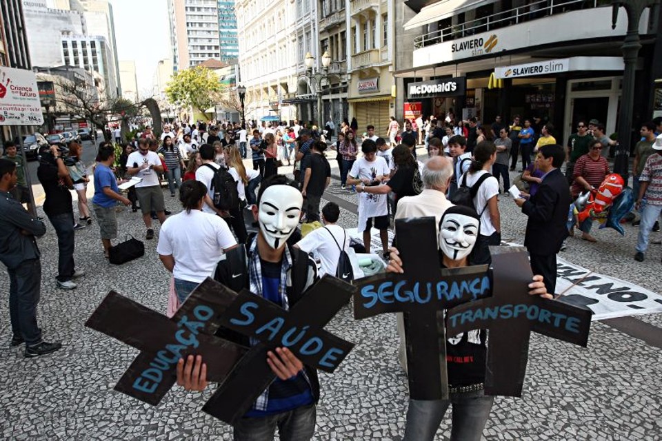 Estavam presentes no ato os Anonymous, pessoas que se autointitulam uma ideia de revolução, não um grupo | Felipe Rosa/ Agência de Notícias Gazeta do Povo