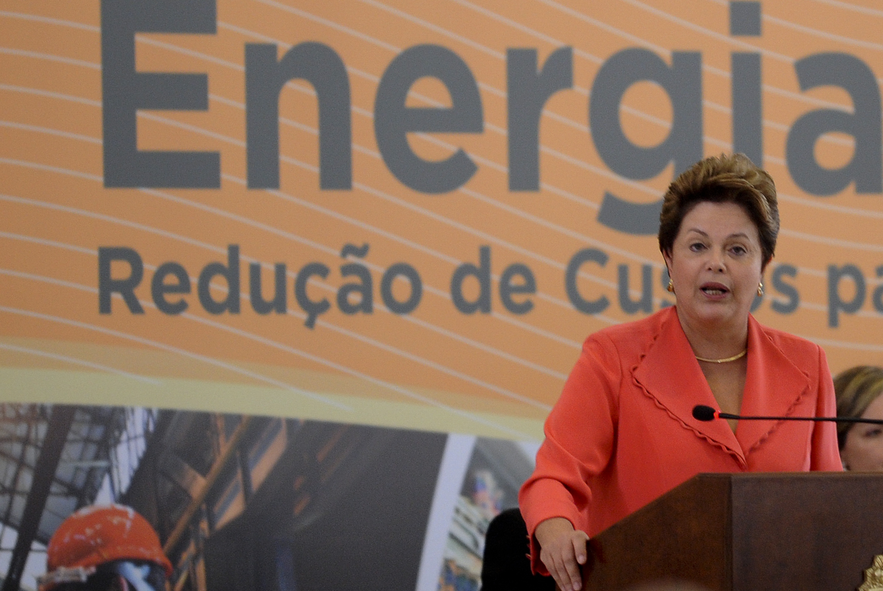 "A redução de energia gera efeito sistêmico que tem impacto sobre toda economia. Vai melhorar a participação do país na disputa internacional, reduzir inflação e estimular investimento. O empresário vai ganhar, o consumidor vai ganhar", disse a presidente da República, Dilma Rousseff nesta terça-feira | Wilson Dias/ABr