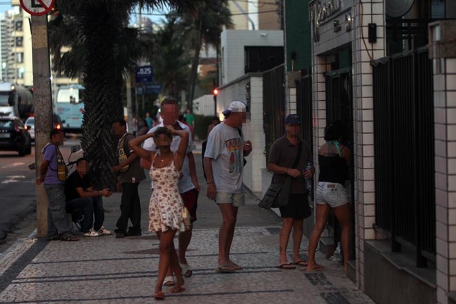 Movimentação de turistas e garotas de programa na entrada do flat Porto Iracema em Fortaleza |