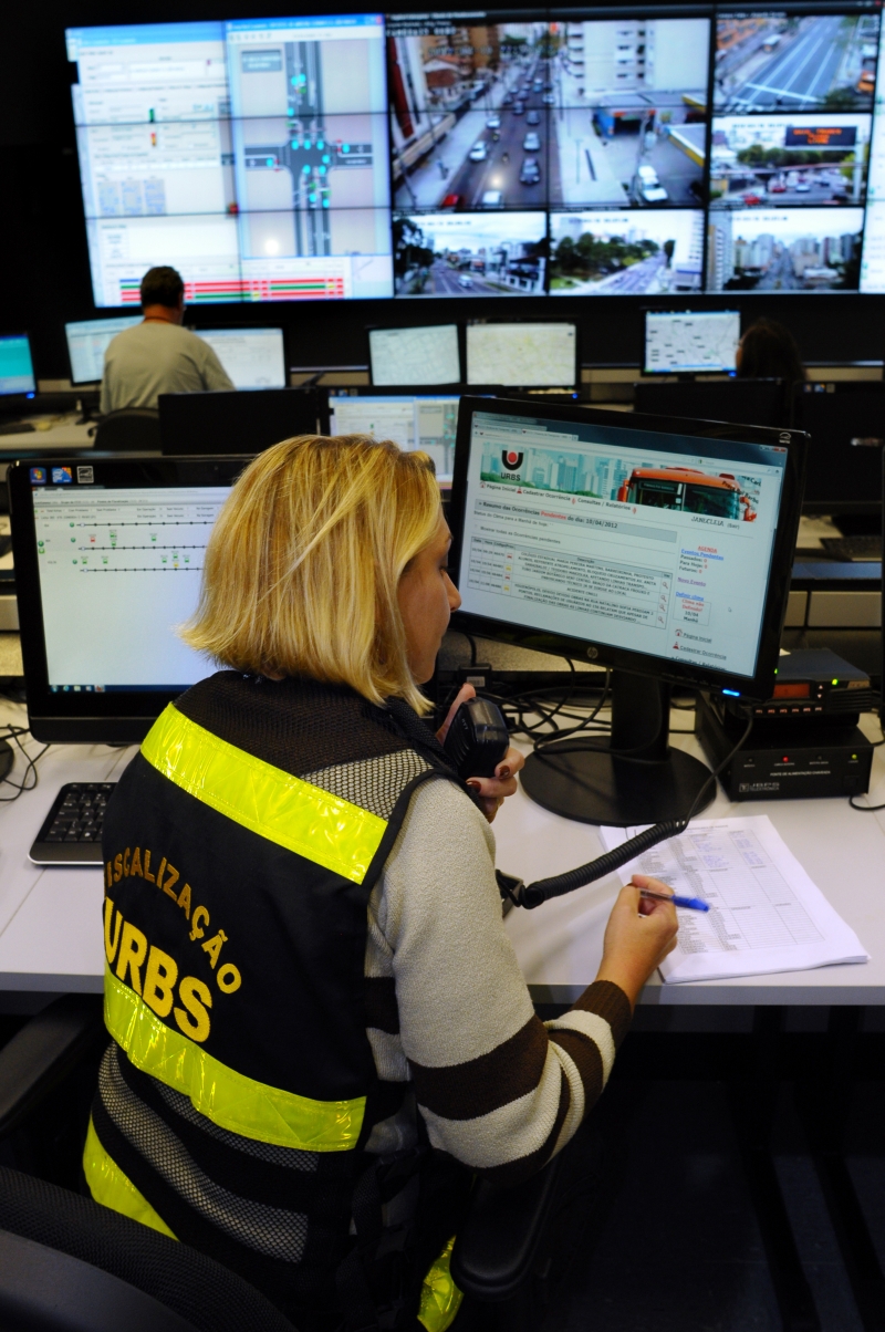 Sala do Centro de Controle: mais rapidez no atendimento | Daniel Caron / Gazeta do Povo