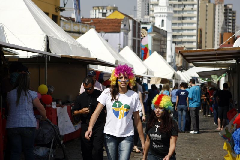 Jovens aproveitam a programação da Festa da Luz, no Largo da Ordem: música, alguma ousadia e preparo para a Jornada de 2013 | Henry Milleo/Gazeta do Povo