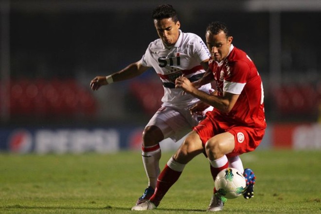 Disputa entre o são-paulino Jadson e o colorado Josimar no Morumbi | Wagner Carmo / Vipcomm