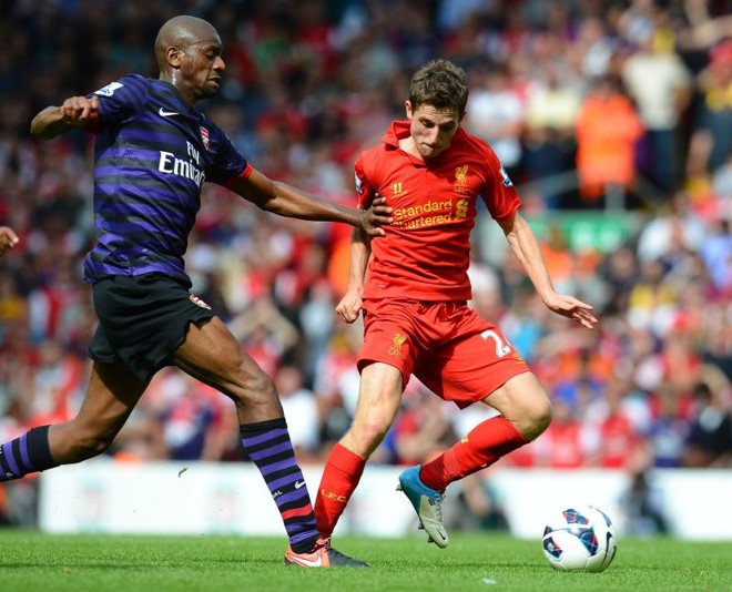 Abou Diaby em lance com Joe Allen | 