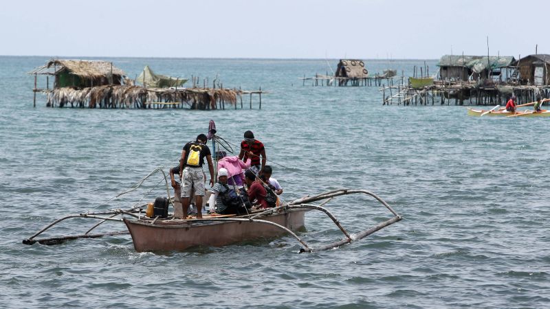 Moradores voltam para casa de barco, após o terremoto de magnitude 7,6 que atingiu as Filipinas | Reuters