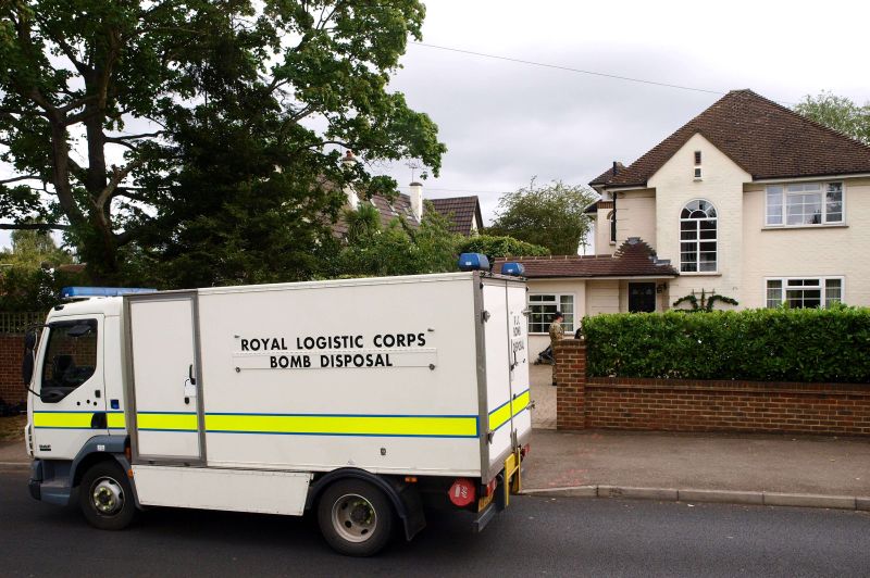 Veículo do esquadrão antibombas da polícia britânica foi chamado para averiguar suspeita na casa de Saad al-Hilli | AFP Photo/Max Nash