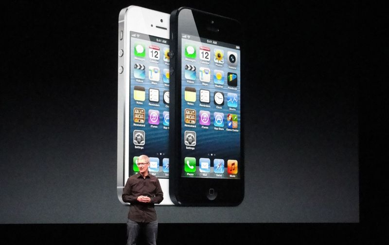 Tim Cook, CEO da Apple, apresenta o novo iPhone 5 em São Francisco, na Califórnia | AFP PHOTO/GLENN CHAPMAN