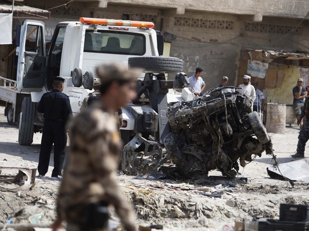 Segurança iraquiana inspeciona local onde bomba explodiu, em Basra, a 420 km de Bagdá, neste domingo (9) | Reuters