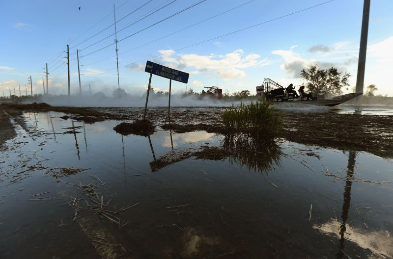 Água de alagamentos baixou e residentes de Plaquemines Parish puderam voltar às suas casas para avaliar os danos da tormenta | AFP/Getty Images/Mario Tama