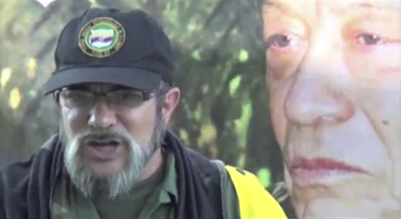 O comandante das Farc, Rodrigo Londoño (e), conhecido como Timochenko, em vídeo divulgado pela guerrilha | Reprodução de televisão/AFP