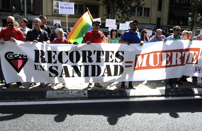 Manifestantes seguram faixa com os dizeres: "corte na saúde = morte", no protesto em Madri, na Espanha | AFP