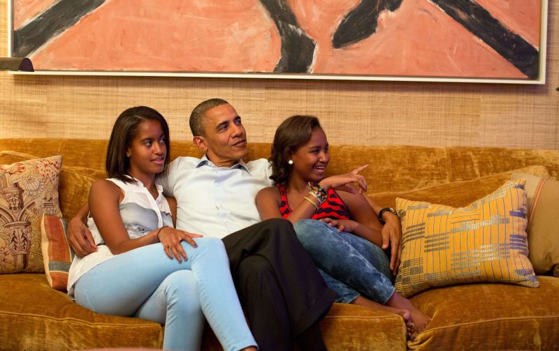 Obama e as filhas acompanharam o discurso de Michelle em uma sala da Casa Branca | AFP Photo/Official White House Photograph/Pete Souza