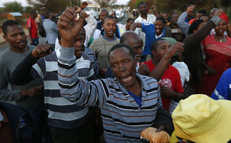 Mineiros e apoiadores depois de terem sido soltos. | Mike Hutchings/ Reuters