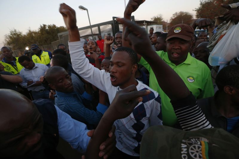 Mineiros sul-africanos comemoram a soltura após retirada de acusações feitas contra eles após o massacre policial | Reuters/Mike Hutchings