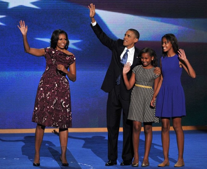 Obama com sua esposa, Michelle, e suas filhas, Malia (à direita) e Sasha | Stan Honda/ AFP