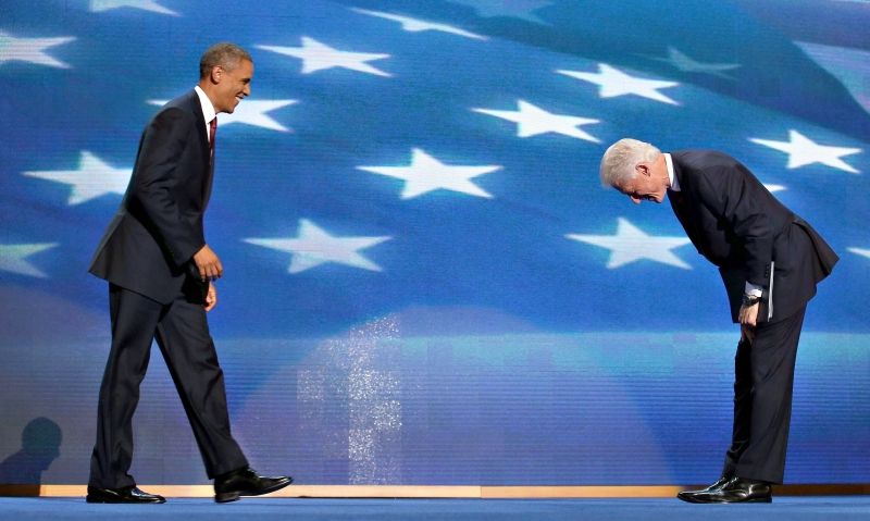 Bill Clinton, presidente americano entre 1993 e 2001, faz reverência a Obama no palco da convenção nacional democrata, em Charlotte, na Carolina do Norte | Chip Somodevilla/AFP