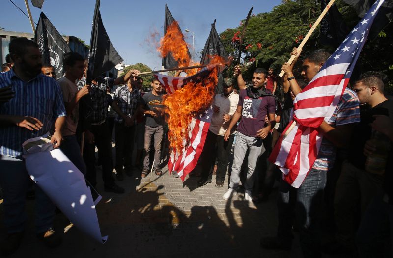 Palestinos protestam contra o filme que supostamente ofende o Islã queimando uma bandeira dos EUA em Gaza | Reuters/Suhaib Salem