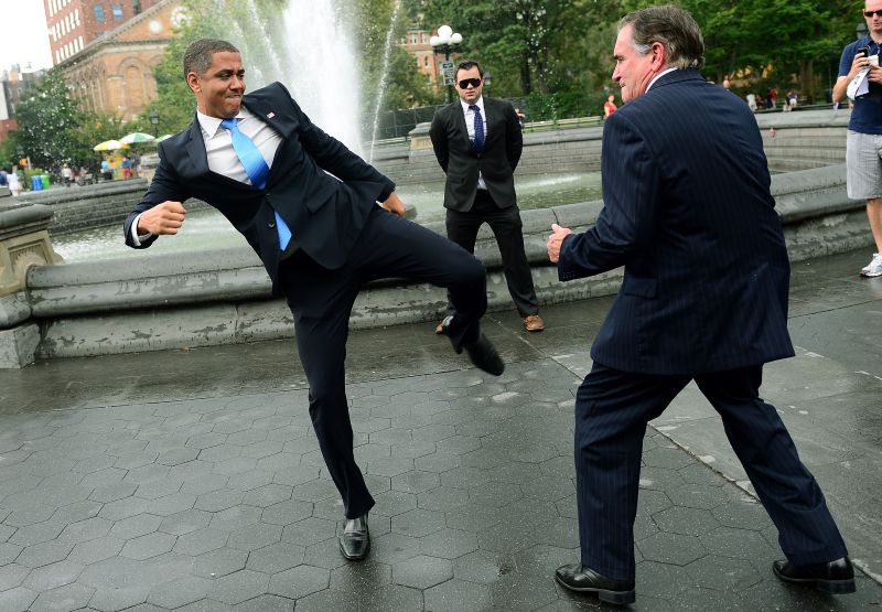 Os falsos Obama e Romney saíram no braço: brincadeira atraiu curiosos em Nova York | AFP PHOTO/Emmanuel Dunand