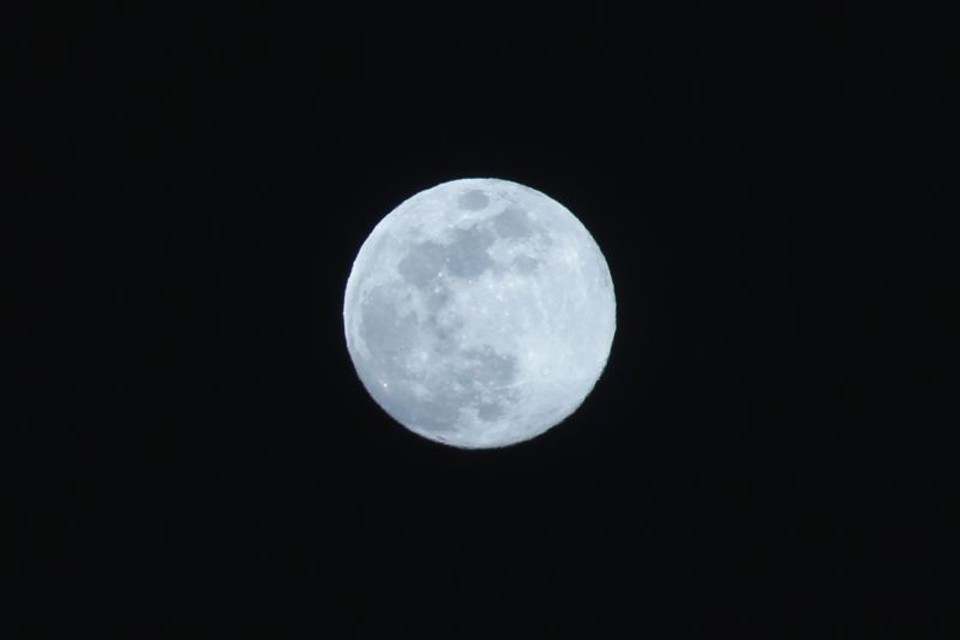 A lua cheia vista em Quito, no Equador | Reuters