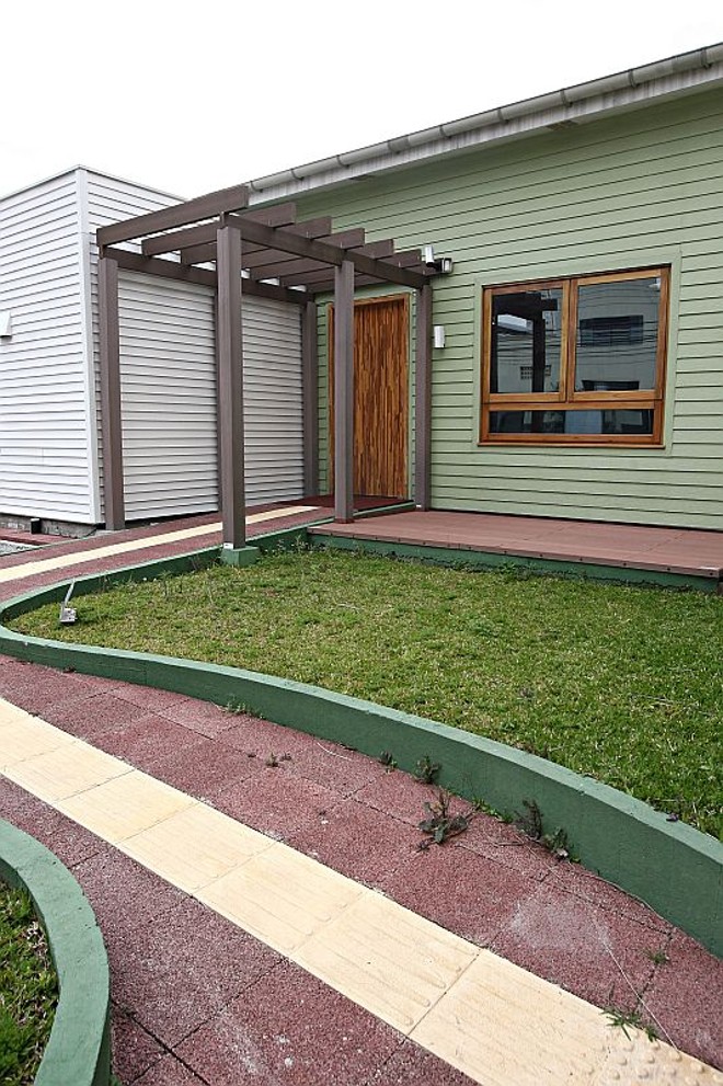 O deck é de plástico feito a partir de materiais reciclados e o piso da calçada evita a impermeabilização do solo |