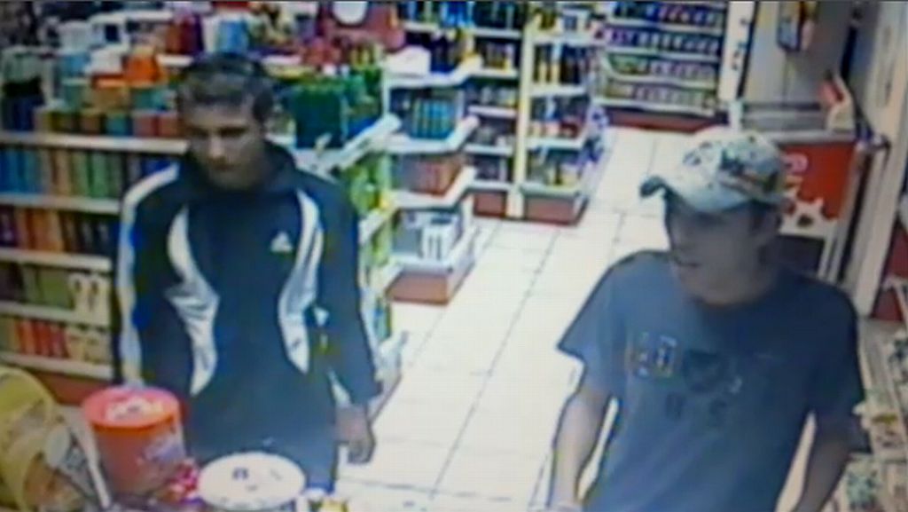 Homem procurado aparece no lado esquerdo do vídeo, sem boné | Reprodução