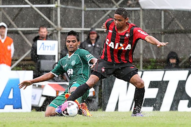 Deivid rouba a bola no empate em 1 a 1 do Atlético com o Guarani | 
