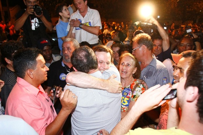 O prefeito eleito de Londrina, Alexandre Kireeff, comemora o resultado das eleições | 