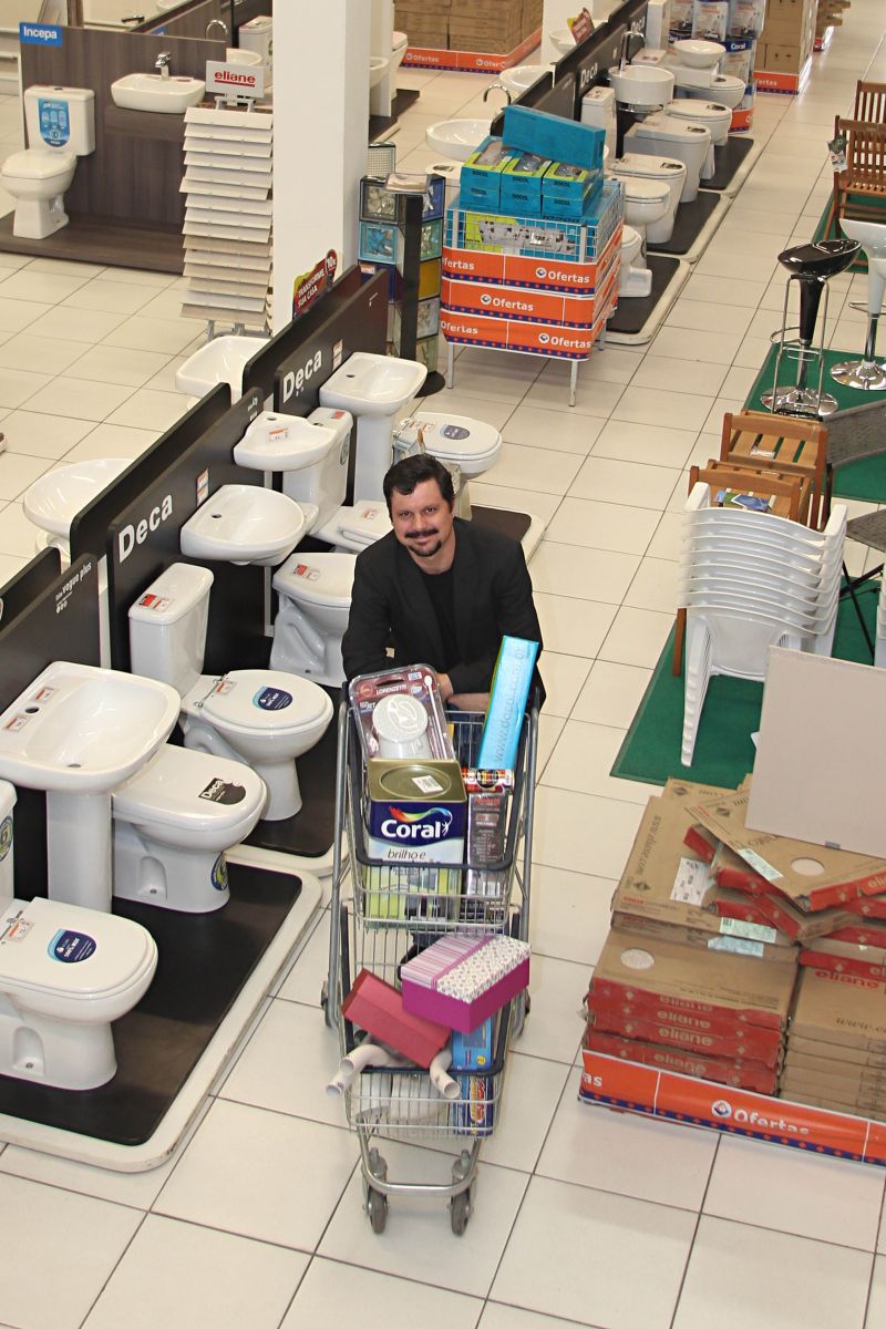 O custo de distribuição pesa nesse setor. E comparativamente é muito mais fácil levar material de construção de Curitiba para cidades como Joinville e Balneário Camboriú do que Londrina por exemplo. -Eduardo Balarotti, diretor comercial e de vendas do Balaroti. | Walter Alves/Gazeta do Povo