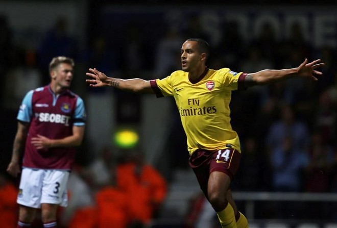 Theo Walcott comemora o gol da virada do Arsenal para cima do West Ham neste sábado | Karel Prinsloo / EFE