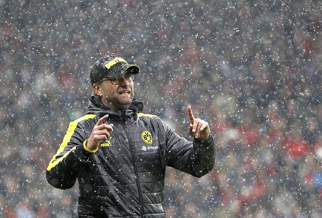 Técnico Juergen Klopp orienta jogadores do Borussia Dortmund debaixo de muita neve | 